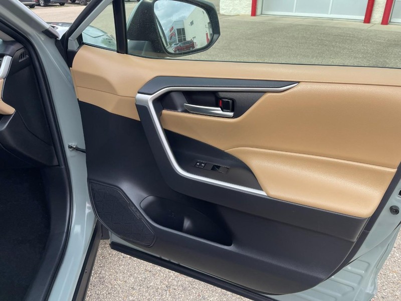 Toyota RAV4 Hybrid Vehicle Image 10