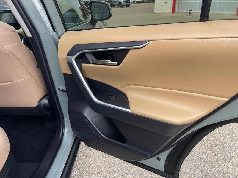 Toyota RAV4 Hybrid Vehicle Image 13