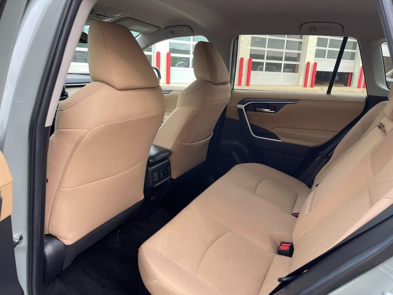 Toyota RAV4 Hybrid Vehicle Image 15