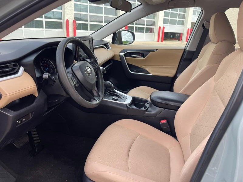 Toyota RAV4 Hybrid Vehicle Image 17