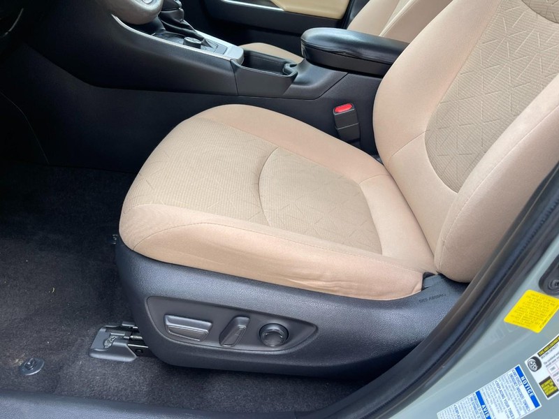Toyota RAV4 Hybrid Vehicle Image 18