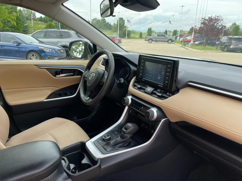 Toyota RAV4 Hybrid Vehicle Image 31
