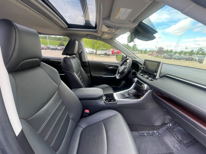 Toyota RAV4 Vehicle Image 11