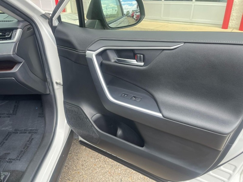 Toyota RAV4 Vehicle Image 14