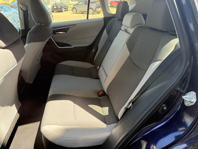 Toyota RAV4 Hybrid Vehicle Image 11