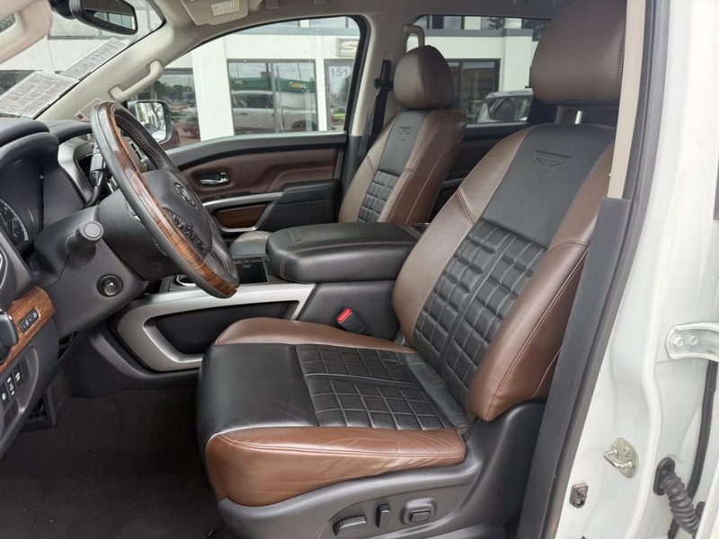 Nissan Titan Vehicle Image 09