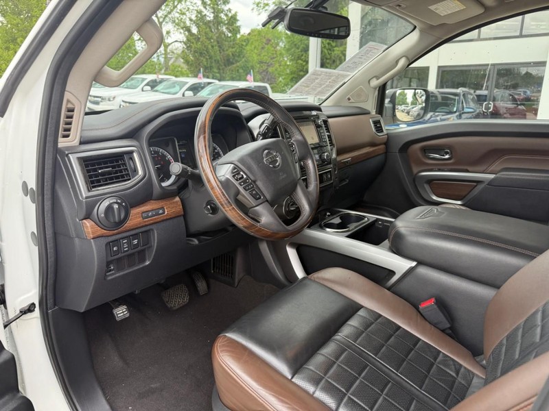 Nissan Titan Vehicle Image 10
