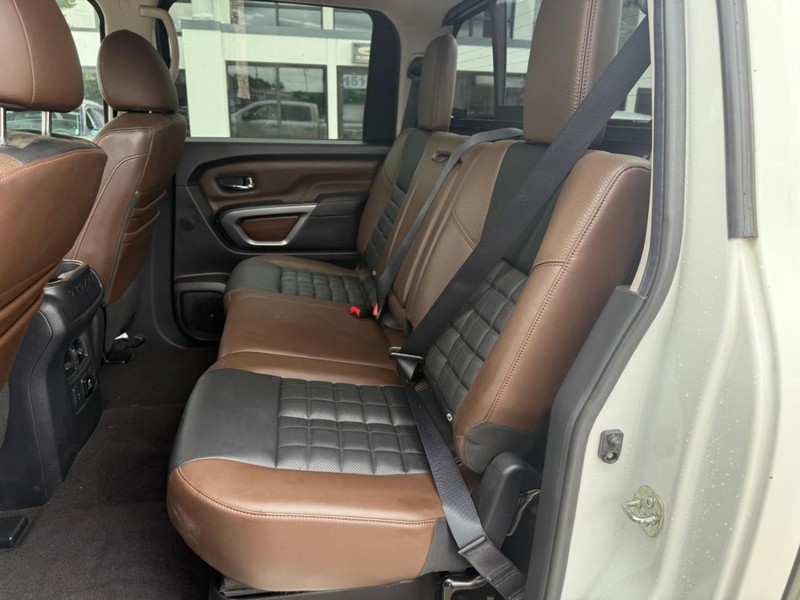 Nissan Titan Vehicle Image 11
