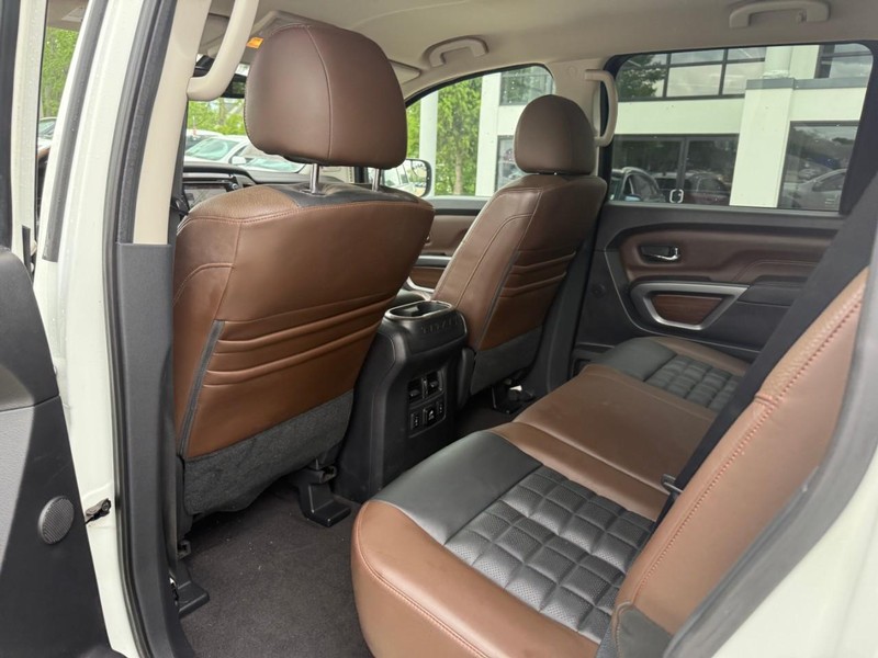 Nissan Titan Vehicle Image 12