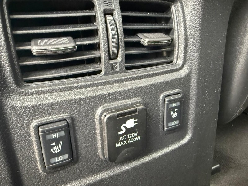 Nissan Titan Vehicle Image 13