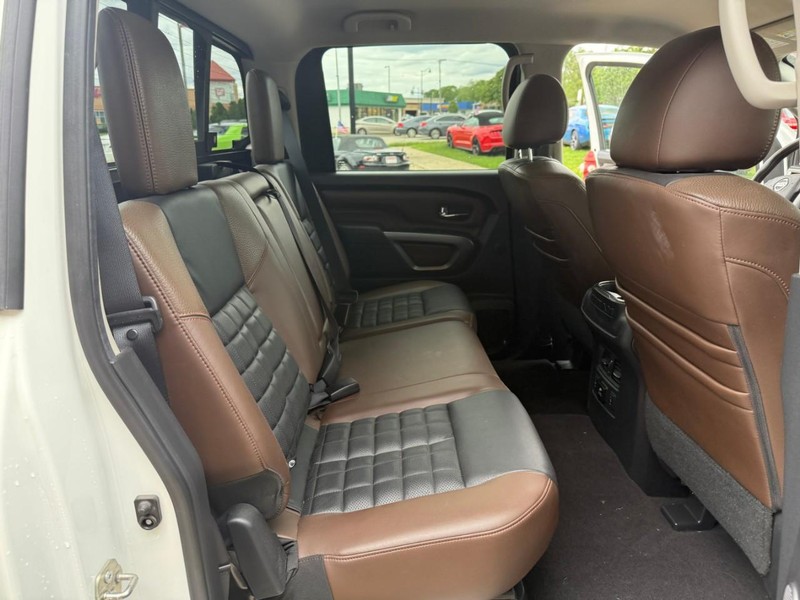 Nissan Titan Vehicle Image 14