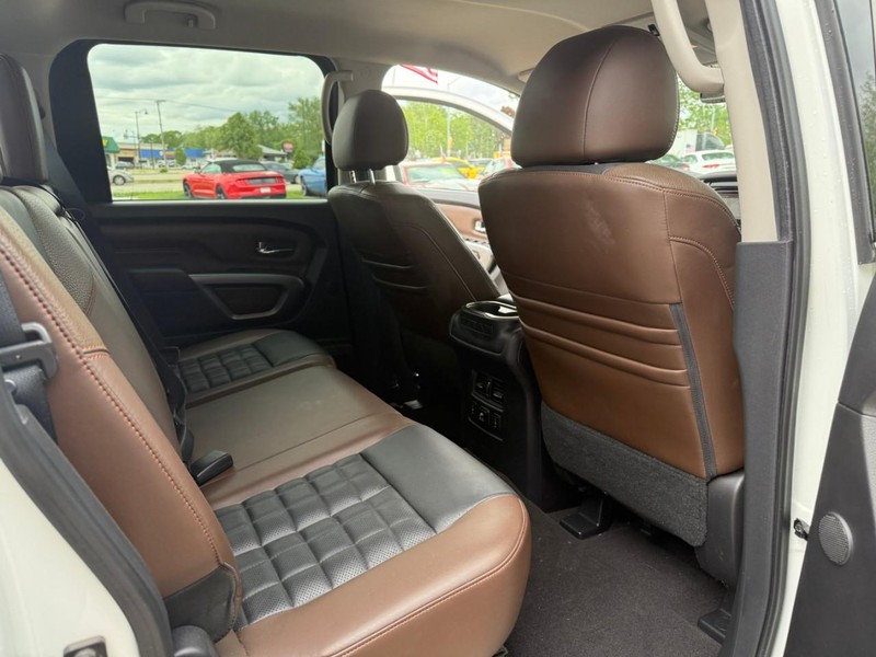 Nissan Titan Vehicle Image 15