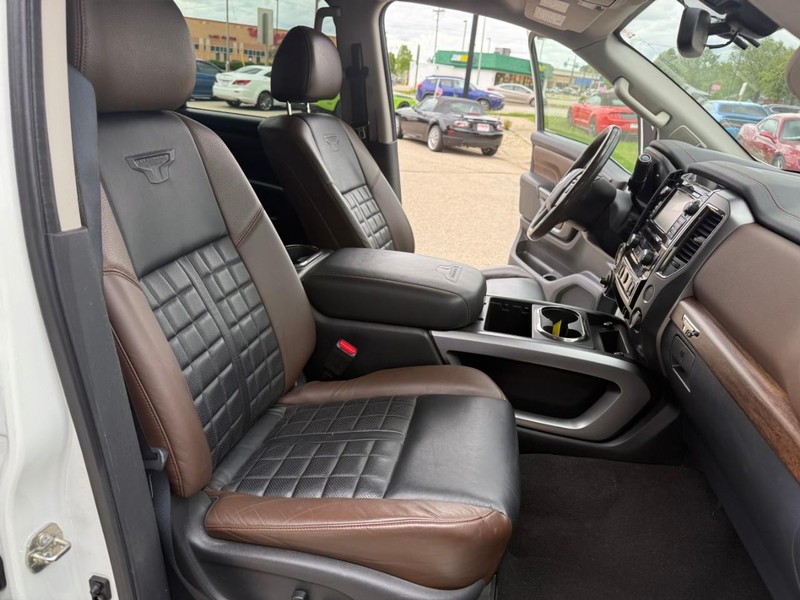 Nissan Titan Vehicle Image 16