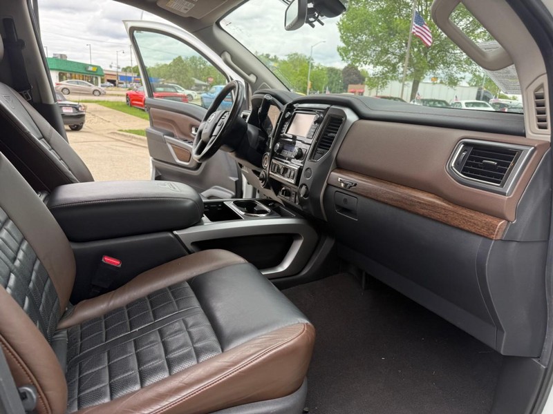 Nissan Titan Vehicle Image 17