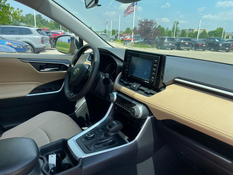 Toyota RAV4 Hybrid Vehicle Image 09