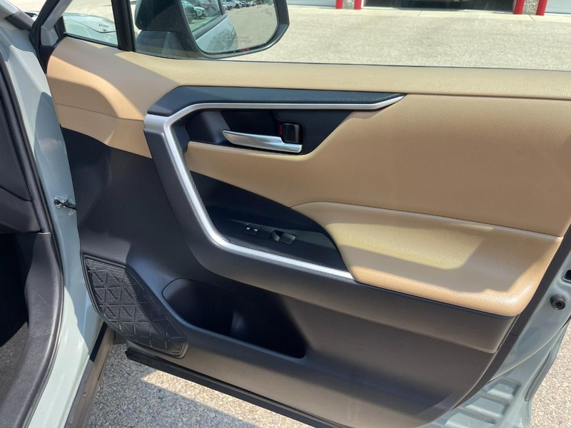 Toyota RAV4 Hybrid Vehicle Image 12