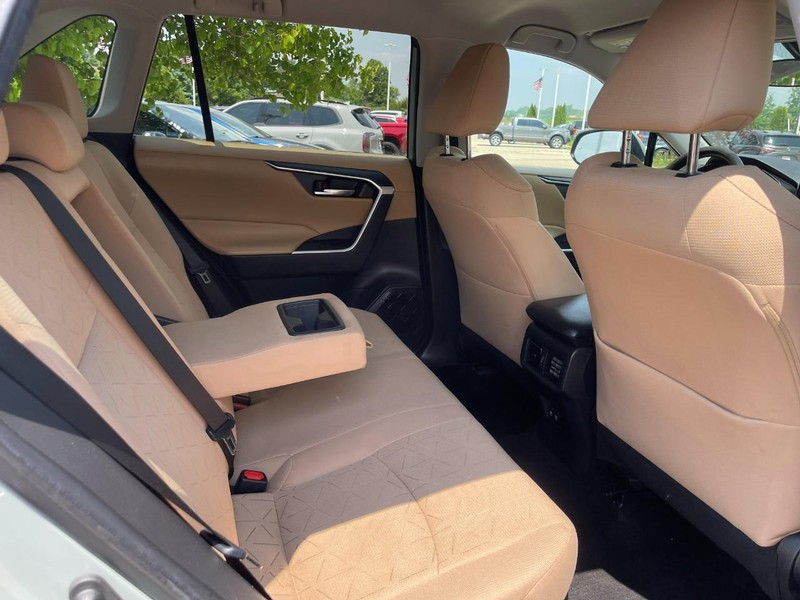 Toyota RAV4 Hybrid Vehicle Image 13