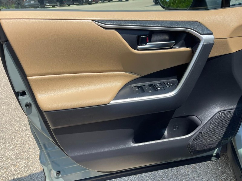 Toyota RAV4 Hybrid Vehicle Image 21