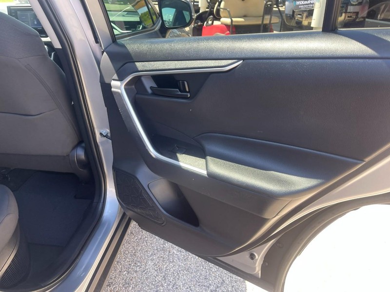 Toyota RAV4 Hybrid Vehicle Image 15