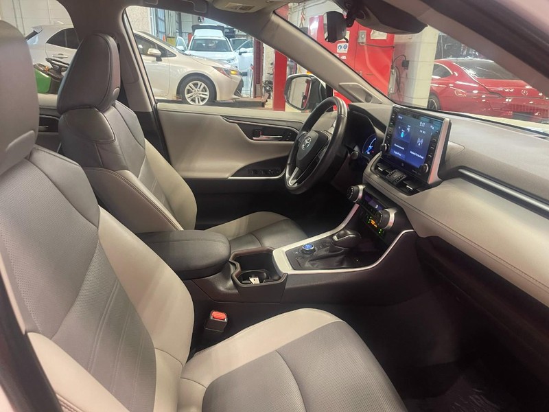 Toyota RAV4 Hybrid Vehicle Image 11
