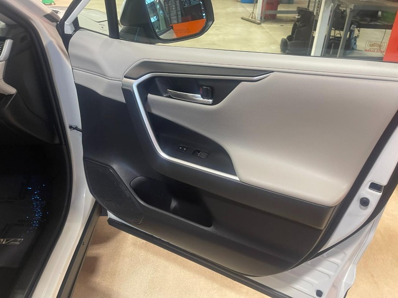 Toyota RAV4 Hybrid Vehicle Image 13