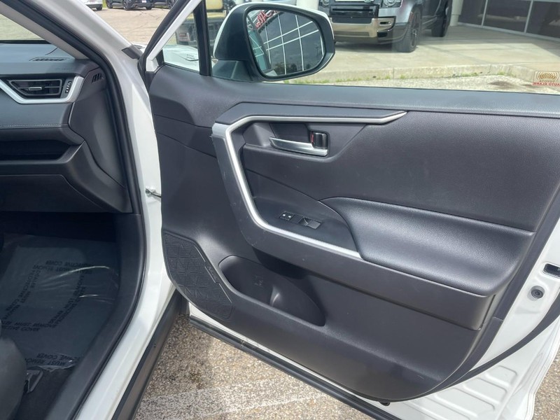 Toyota RAV4 Vehicle Image 09
