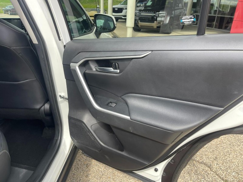 Toyota RAV4 Vehicle Image 12