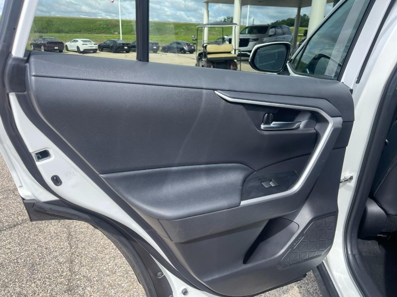Toyota RAV4 Vehicle Image 16