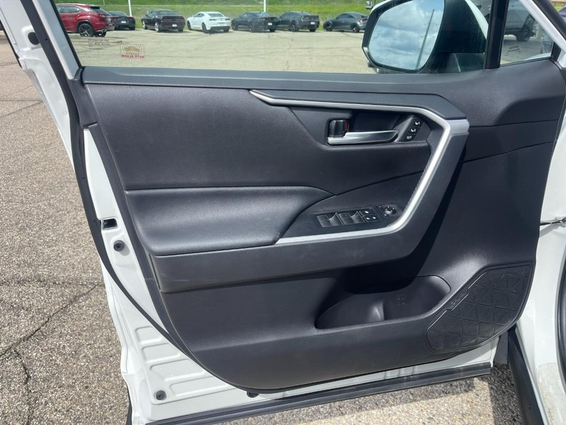 Toyota RAV4 Vehicle Image 19