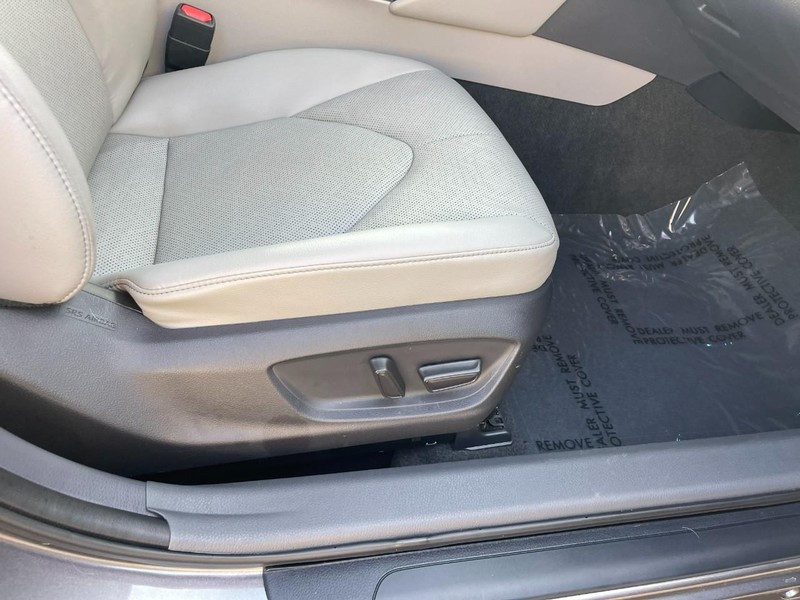 Toyota Camry Vehicle Image 12