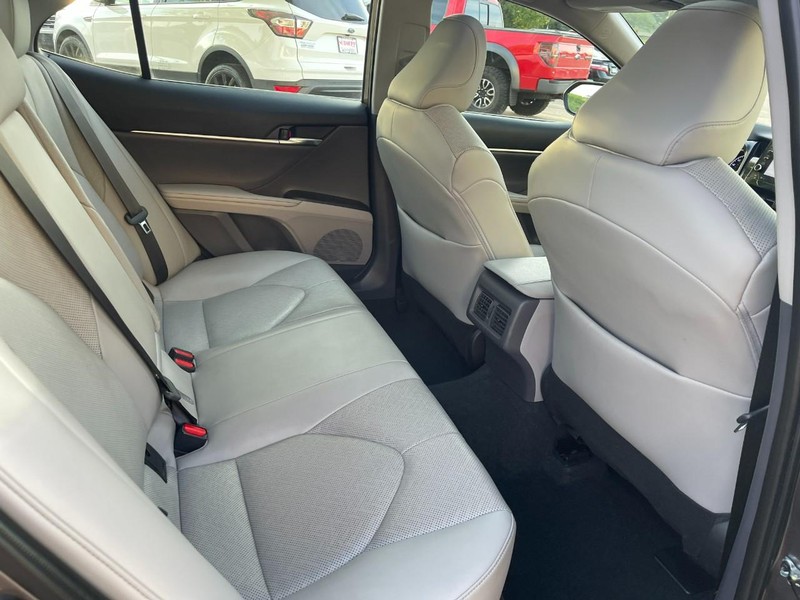 Toyota Camry Vehicle Image 14