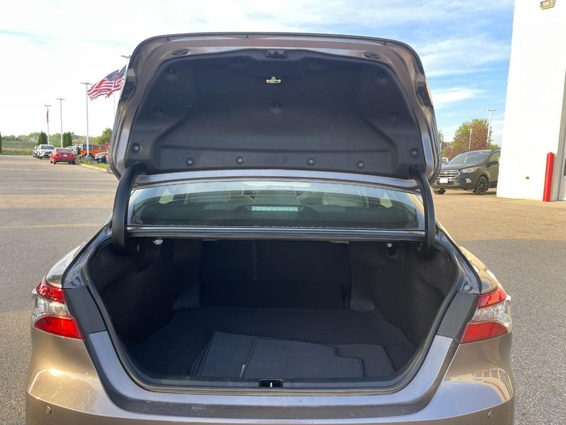 Toyota Camry Vehicle Image 17