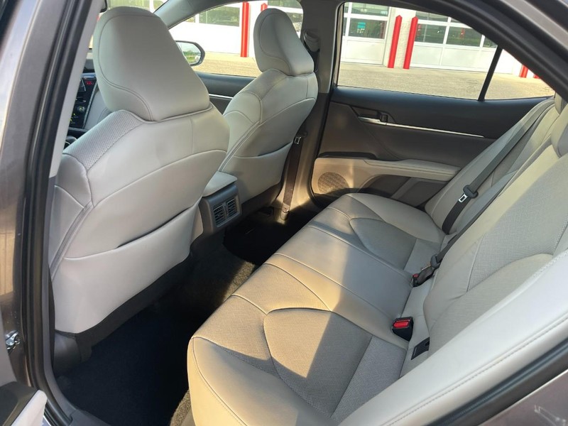 Toyota Camry Vehicle Image 18