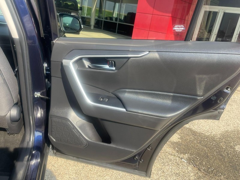 Toyota RAV4 Vehicle Image 11