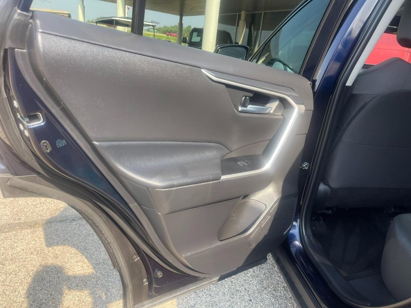 Toyota RAV4 Vehicle Image 14