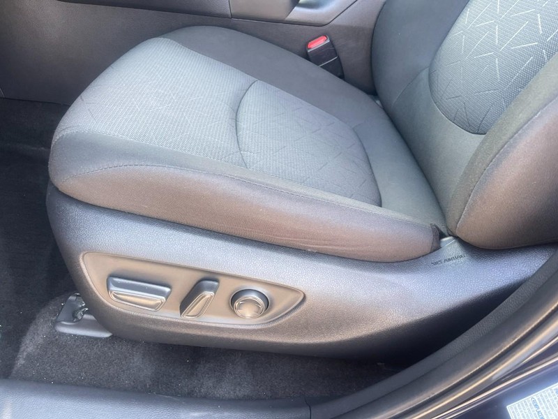 Toyota RAV4 Vehicle Image 16