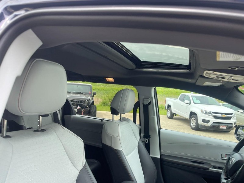 Toyota Sienna Vehicle Image 11