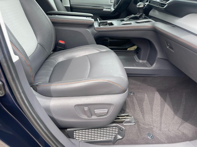 Toyota Sienna Vehicle Image 12
