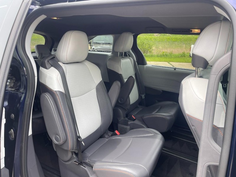 Toyota Sienna Vehicle Image 14