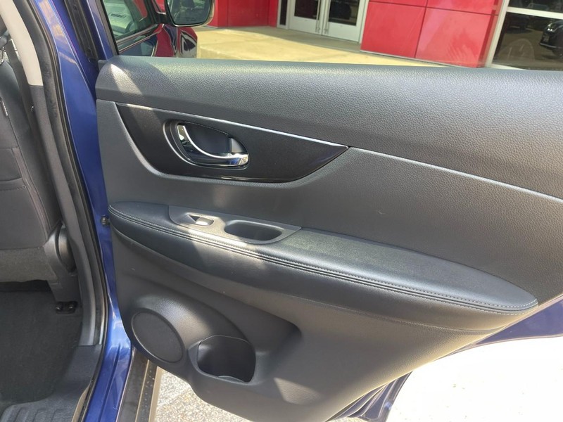 Nissan Rogue Vehicle Image 13