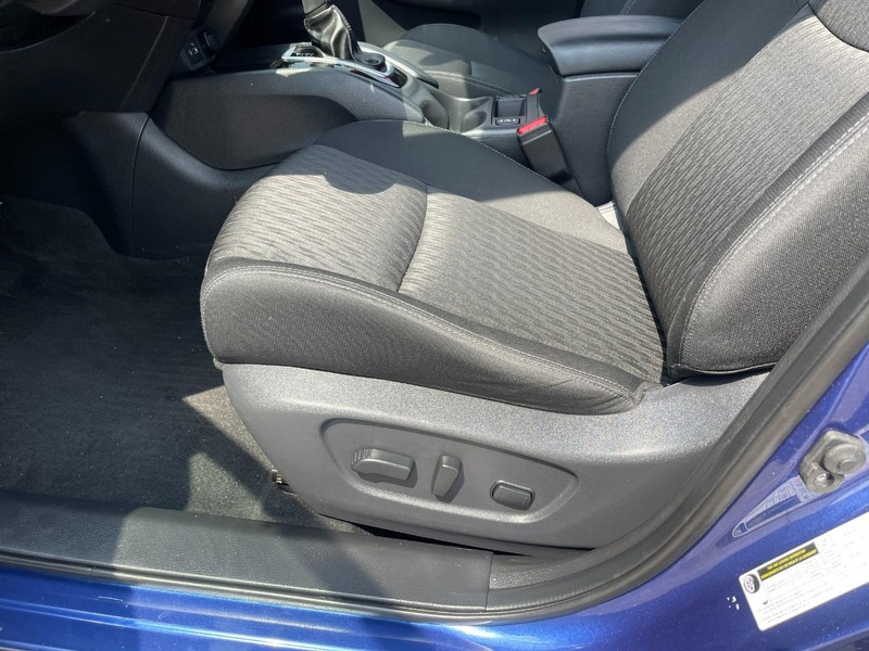 Nissan Rogue Vehicle Image 18