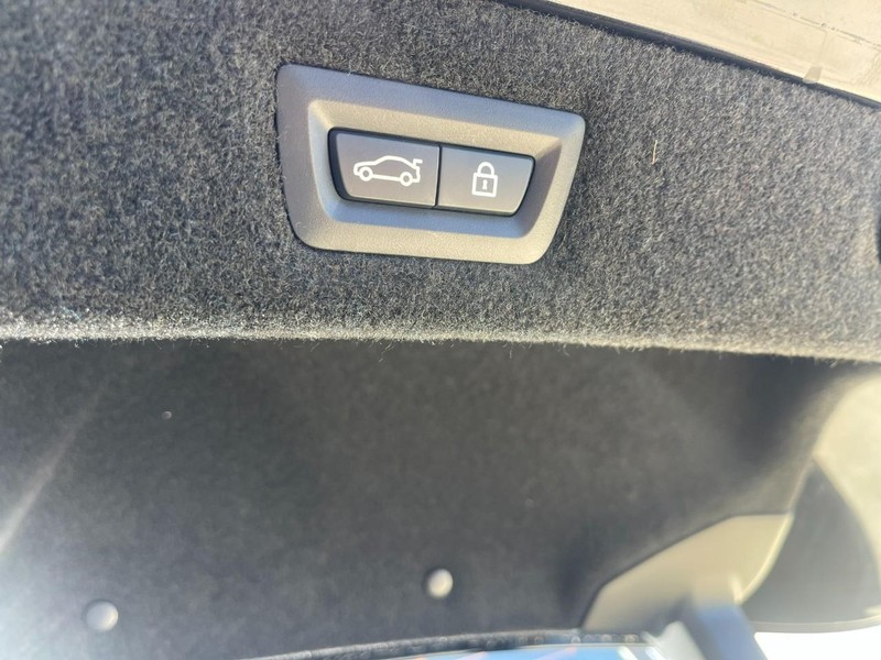 BMW 8 Series Vehicle Image 19