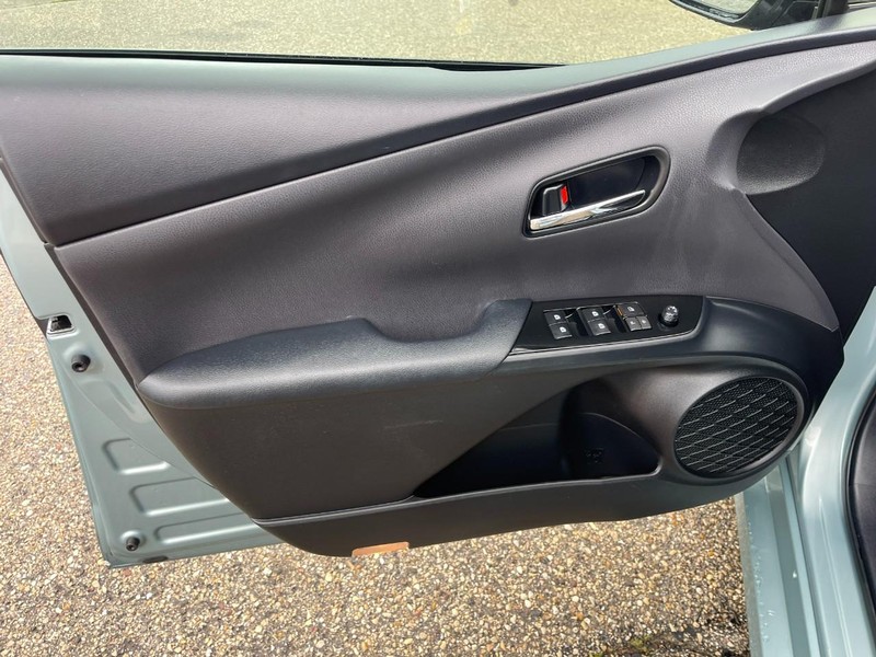 Toyota Prius Vehicle Image 16