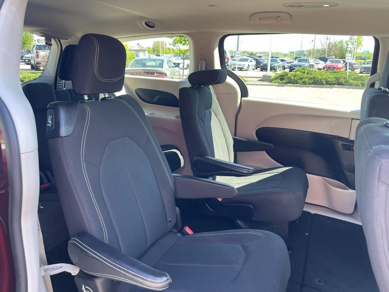 Chrysler Voyager Vehicle Image 12