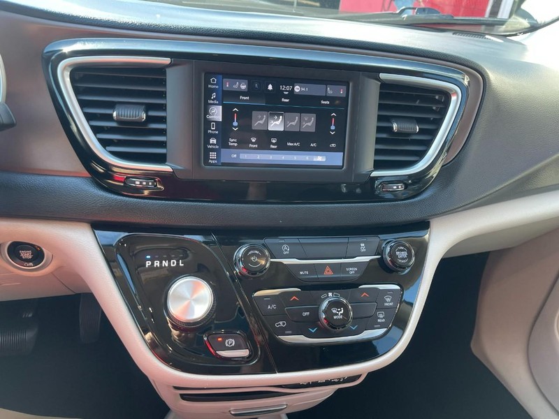 Chrysler Voyager Vehicle Image 24