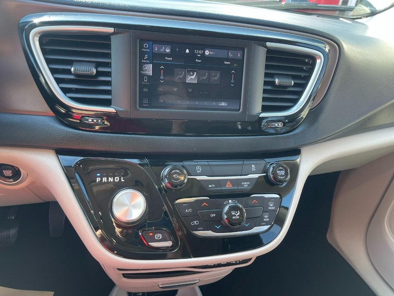 Chrysler Voyager Vehicle Image 25
