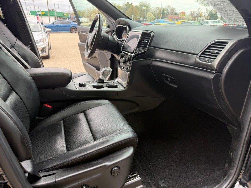 Jeep Grand Cherokee Vehicle Image 18