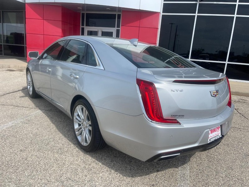 Cadillac XTS Vehicle Image 04