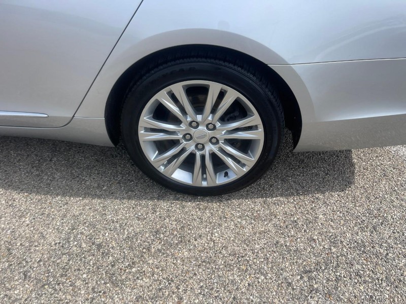 Cadillac XTS Vehicle Image 05