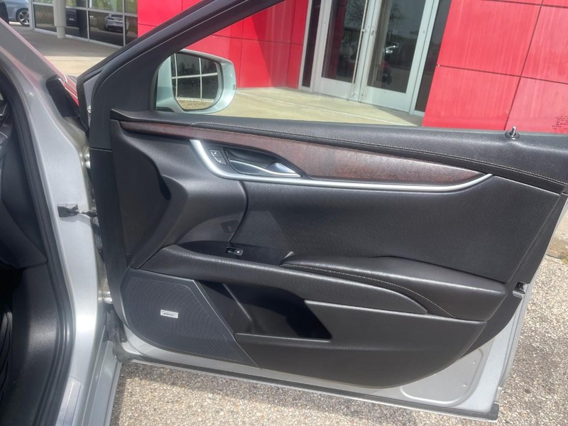 Cadillac XTS Vehicle Image 12